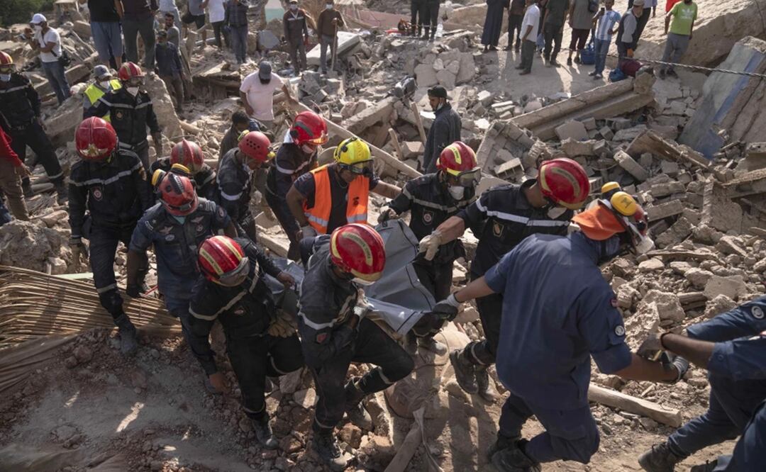 Un equipo de rescate extrae el cuerpo de una mujer, muerta durante el terremoto, en la población de Imi N’tala, en las afueras de Marrakech, Marruecos. Foto: AP