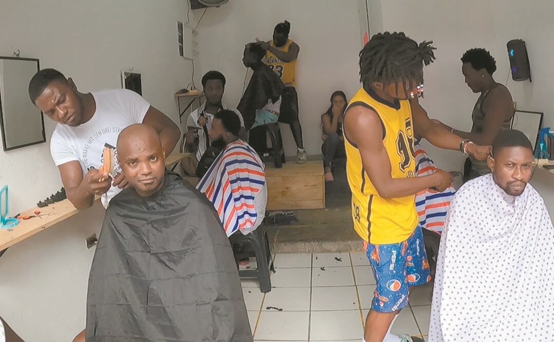 Desesperados por la falta de trabajo y de recursos, los haitianos tomaron el centro histórico de Tapachula para instalar puestos en los que venden ropa, alimentos tradicionales de su país, aguas y refrescos, entre otras cosas. Foto: MARÍA DE JESÚS PETERS