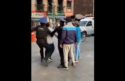 Video. Golpean y reprimen a mujer que protestaba en Coyoacán contra venta de espacios ilegales