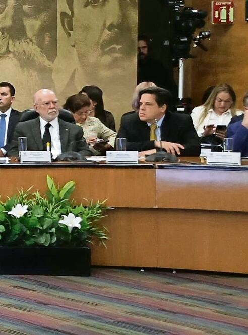 El ministro Alfredo Gutiérrez Ortiz Mena (der.) planteó reforzar el sistema de carrera judicial. Foto: de Carlos Mejía. El Unviersal