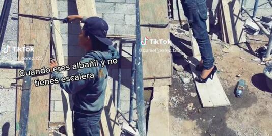 Video: albañil sin escalera se viraliza en TikTok por su inusual solución