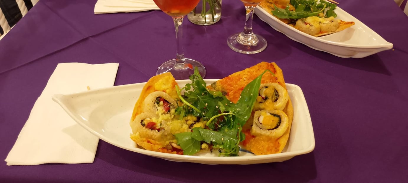 Todas las pizzushis llevan encima quelite, que les da un sabor mexicano. Foto: Julliete Vázquez EL UNIVERSAL