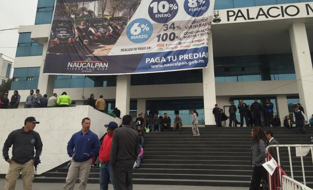 Trabajadores sindicalizados se mantienen en plantón frente a la alcaldía (Foto: Rebeca Jiménez)