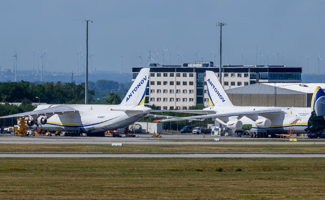 Aeronaves ucranianas Antonov estacionadas detrás de una cerca en los terrenos del Aeropuerto Leipzig/Halle, donde se realizan investigaciones tras el incidente con un dron ocurrido el 6 de agosto de 2026. Foto: AP