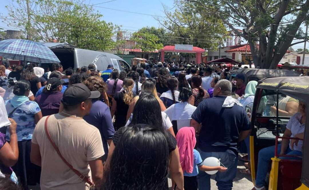 Desde la tarde de ayer, familiares sepultan a familia, víctimas de volcadura de autobús en Oaxaca tras acudir a evento de Sheinbaum en el Zócalo (11/03/2025). Foto: Especial
