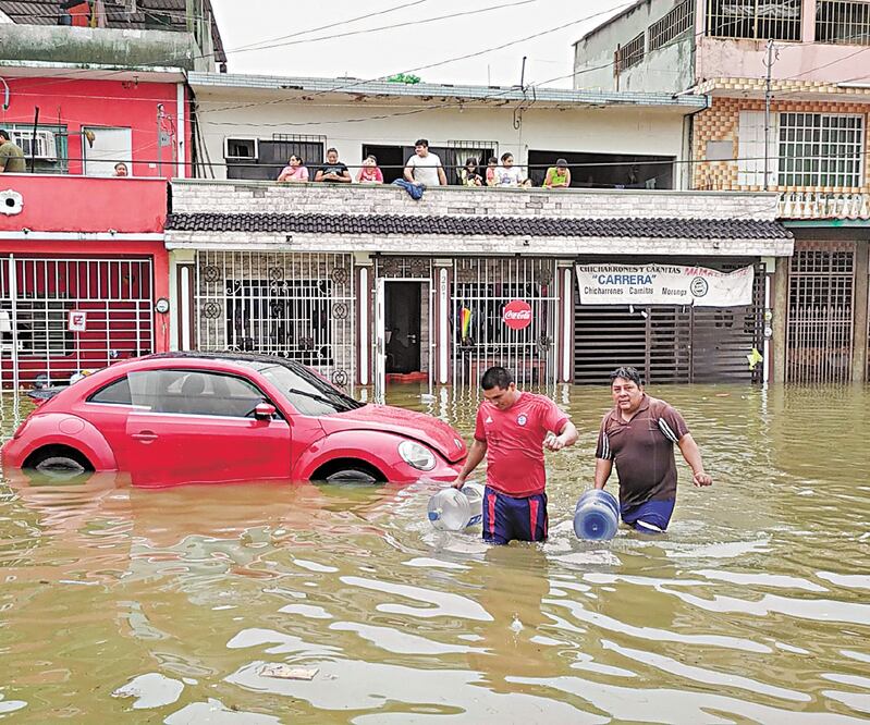 Colonias de Villahermosa quedaron bajo el agua debido a las precipitaciones, además de que cientos de familias perdieron sus pertenencias.