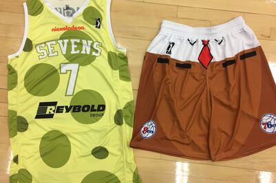 Equipo de NBA G League juega con playera de Bob Esponja