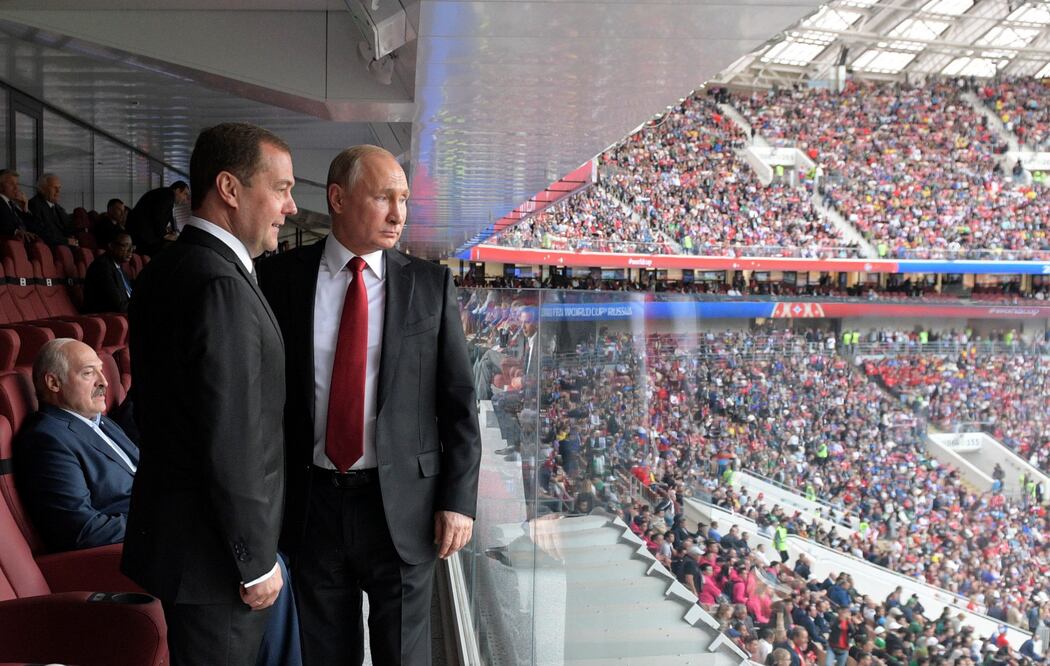 El primer ministro ruso, Dmitri Medvedev y el presidente, Vladimir Putin, durante la inauguración del Mundial de futbol (Foto. AP)