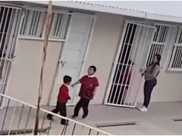 Encierran a niño de preescolar en salón de clases de Guanajuato; entre lágrimas, suplica que lo dejen salir