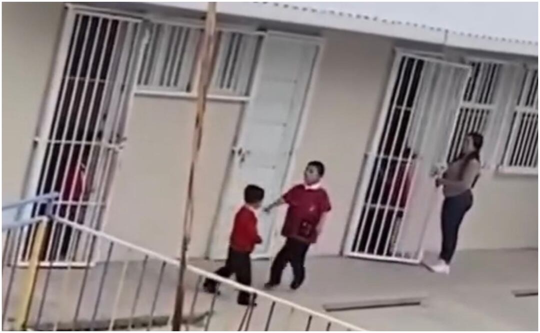 En un video compartido en redes sociales, se observa a un menor encerrado en un salón de clases de Guanajuato (10/10/2024). Foto: Especial