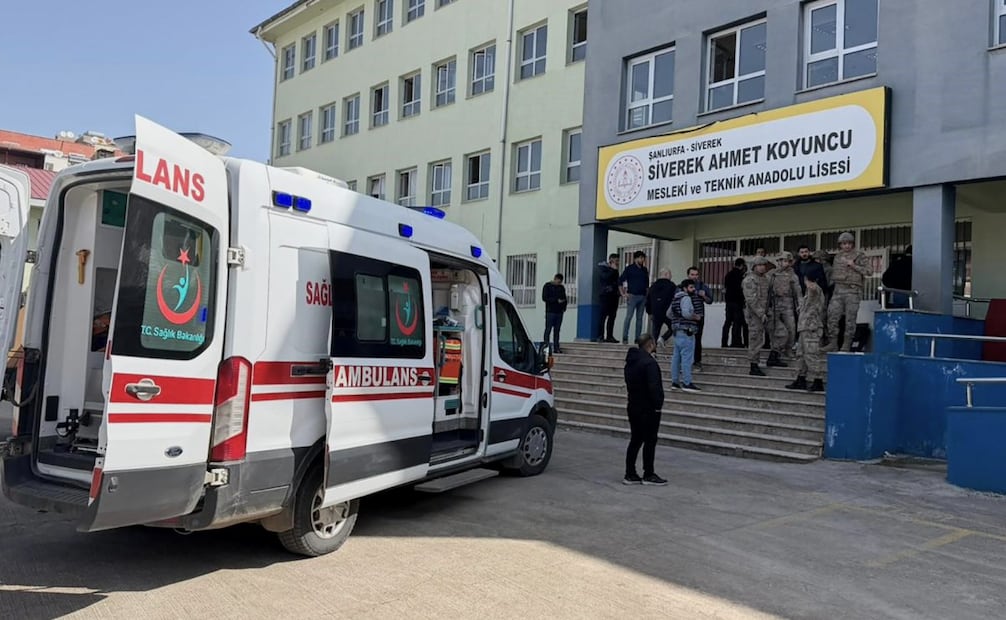 Fuerzas de seguridad turcas y personal de emergencia en el patio de una escuela secundaria donde un agresor abrió fuego, en Siverek, sureste de Turquía. Foto: AP