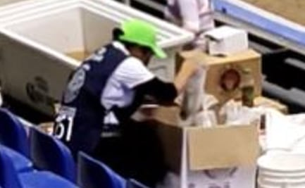 VIDEO. Exhiben a vendedor de cerveza reciclando vasos usados en estadio de Puebla