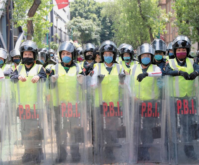 En la retaguardia de la marcha de ayer hubo un grupo de mujeres, pese a la protesta de sus compañeros de no salir más a las calles. ADRIANA HERNÁNDEZ. EL UNIVERSAL