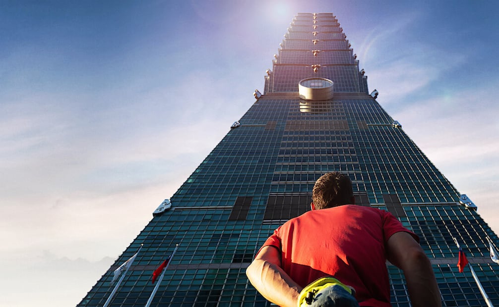 El escalador profesional se enfrentará a una riesgosa escalada en un entorno urbano en la isla de Taiwán. Foto: Netflix