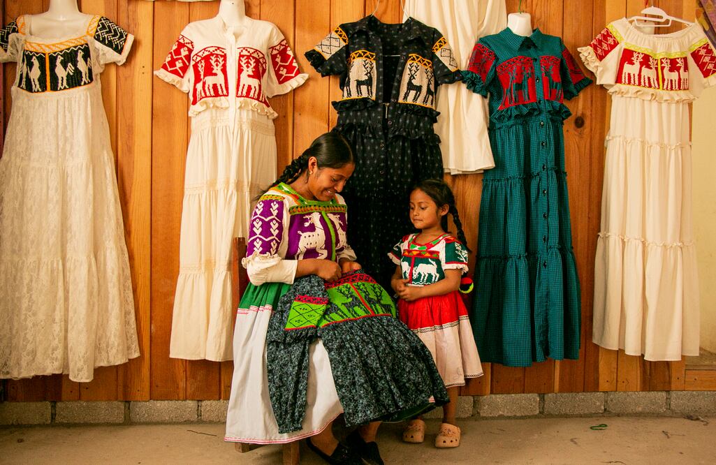 Las artesanas de Oaxaca sigue indefensas contra el plagio de sus obras, ante vacíos en la implementación de la ley. Foto: Juana García | El Universal