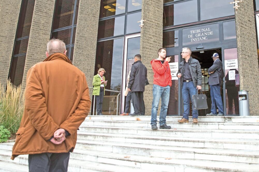 El delantero del Real Madrid declaró en los juzgados de Versalles, donde permanecieron algunas personas (ETIENNE LAURENT. EFE)