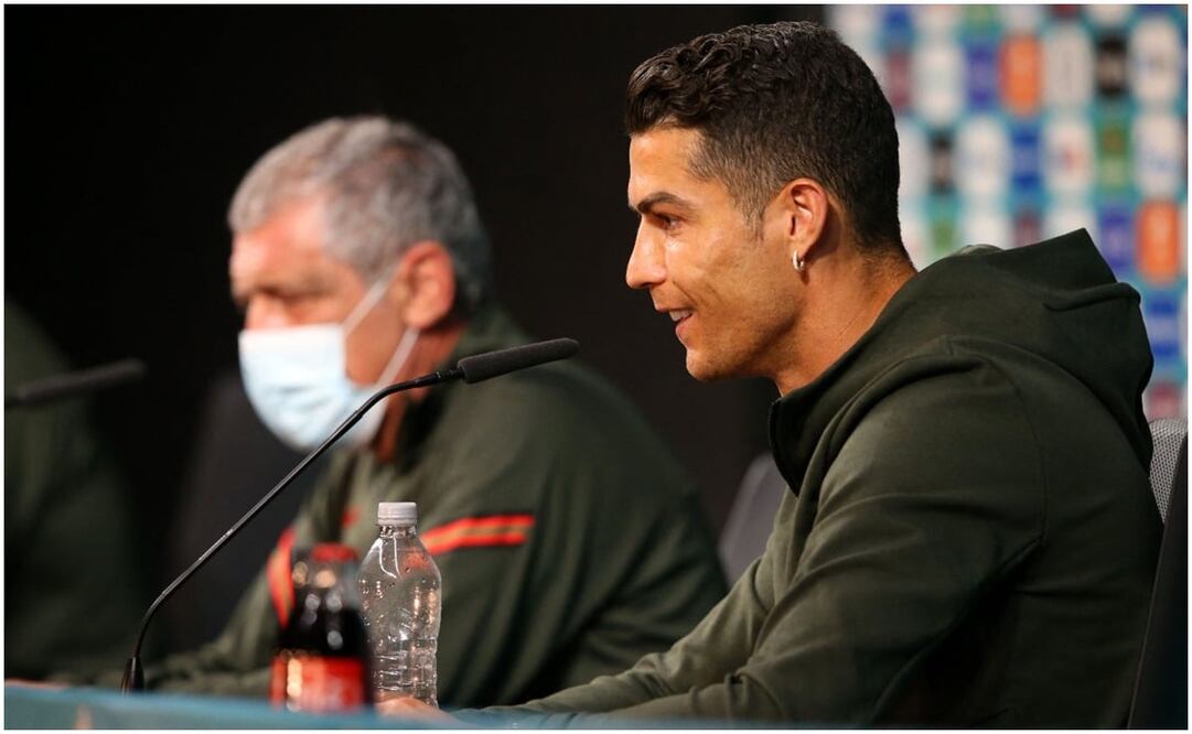 Ronaldo mostró su botella de agua como ejemplo. Foto: AFP