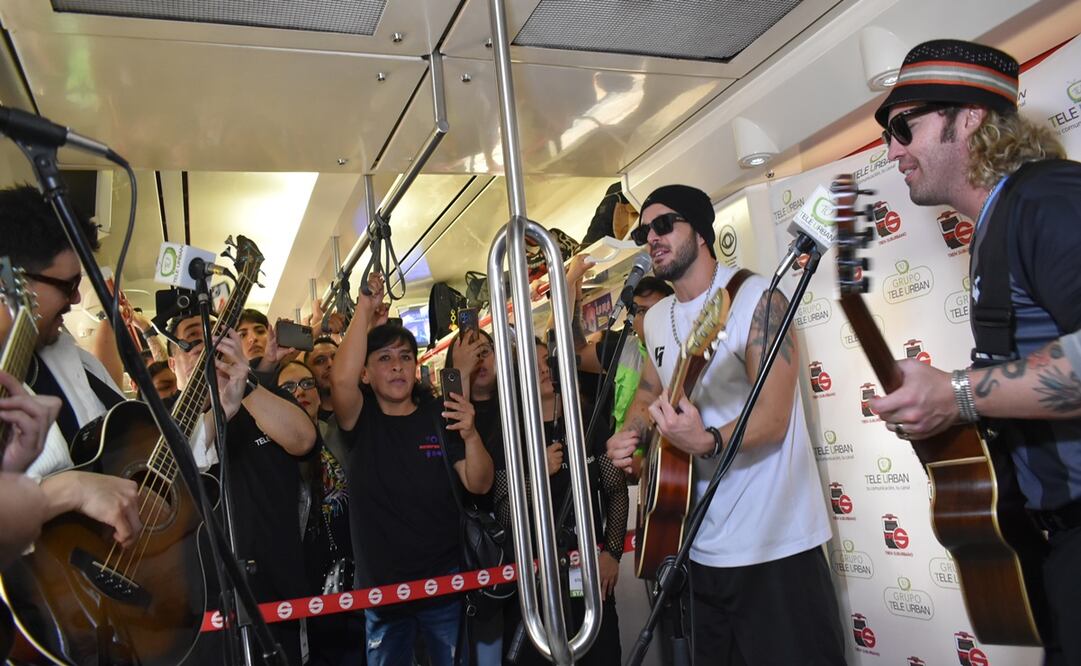 La banda uruguaya ofreció un show especial a los usuarios del Tren Suburbano. Foto: Cortesía Tren Suburbano