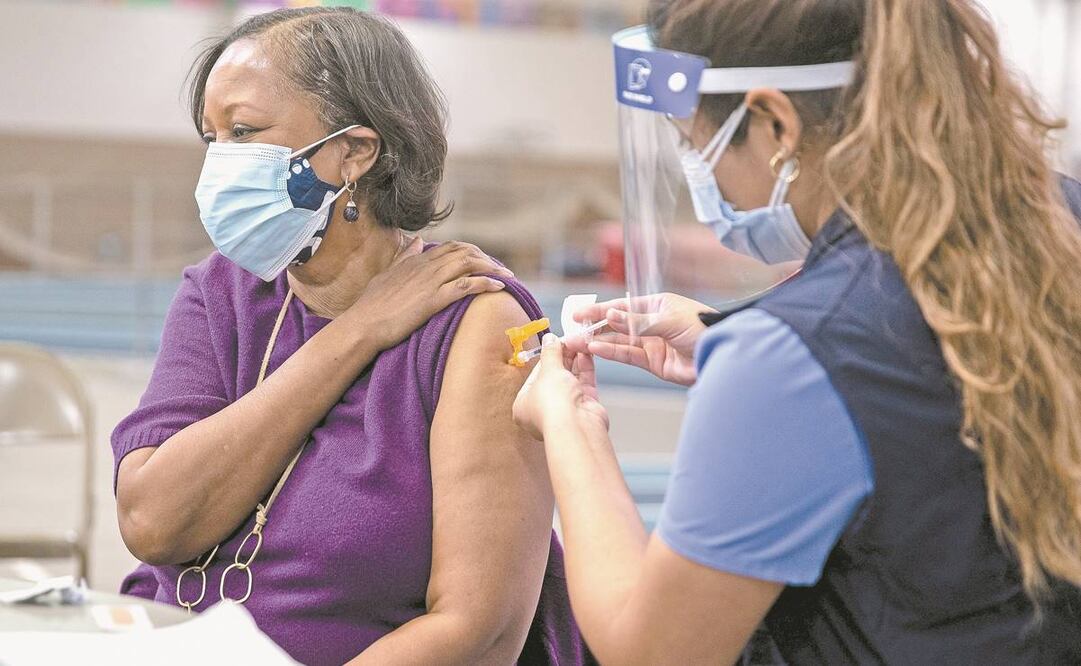 Una estadounidense se vacuna con la dosis de Pfizer contra el coronavirus, en Boston, Massachusetts. Foto: CJ Gunther. EFE