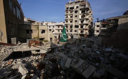 Con árbol navideño entre las ruinas, sirios intentan olvidar la guerra