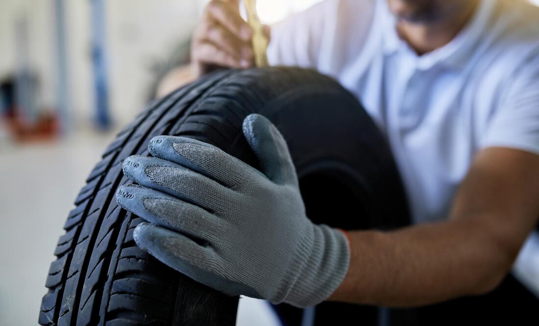 El desgaste de las llantas también puede venir de los hábitos de conducción. Foto: Freepik