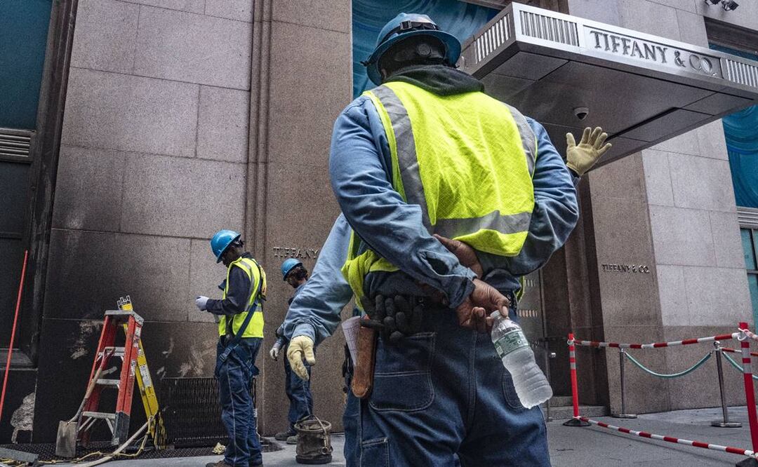 Se observó humo saliendo del sótano de la icónica tienda, que reabrió en abril después de una extensa renovación. Foto: AP