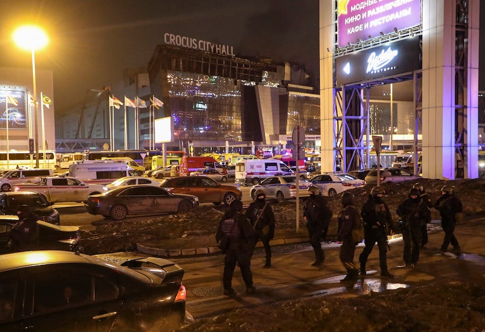 Policías rusos revisan el área alrededor de la quemada sala de conciertos Crocus City Hall después de un tiroteo en Krasnogorsk, a las afueras de Moscú. Foto: EFE