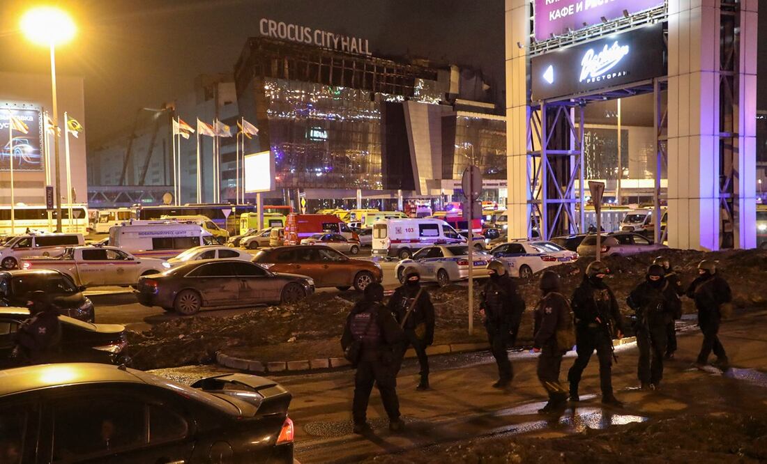 Policías rusos revisan el área alrededor de la quemada sala de conciertos Crocus City Hall después de un tiroteo en Krasnogorsk, a las afueras de Moscú. Foto: EFE