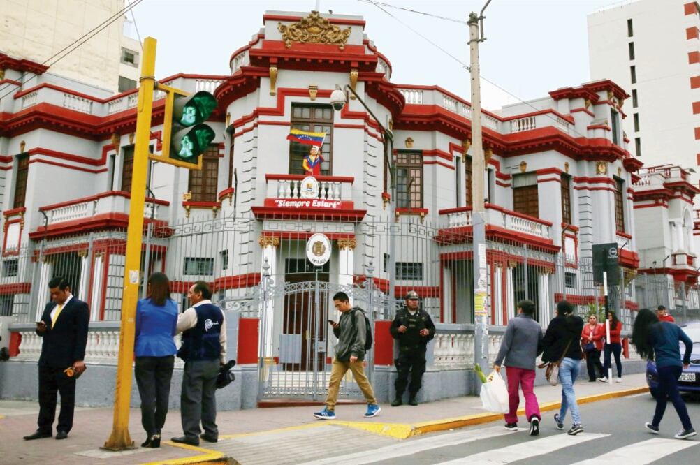 Peatones pasan junto a la embajada de Venezuela en Lima. El embajador Diego Molero recibió la orden de dejar el país en un lapso de cinco días (MARIANA BAZO. REUTERS)