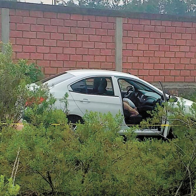 El cuerpo de la mujer quedó en el interior de un auto compacto marca Chevrolet color blanco, presuntamente de su propiedad. ARCHIVO EL UNIVERSAL