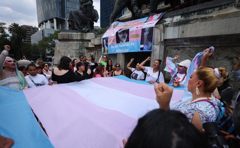 “Paola (Buenrostro) ya puede descansar en paz”, señaló Kenya Cuevas al encabezar una concentración en el Ángel de la Independencia para reconocer la aprobación de la tipificación del transfeminicidio. Foto: Diego Simón / EL UNIVERSAL