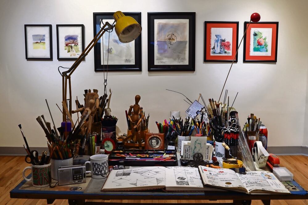 Se exhibe el escritorio de Gonzalo Tassier tal cual lo dejó, con todas sus herramientas de trabajo y sus decoraciones. Foto: Hugo Salvador/ EL UNIVERSA