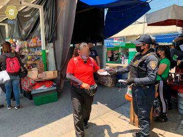 Policías reparten cubrebocas en CDMX para evitar contagios de Covid-19