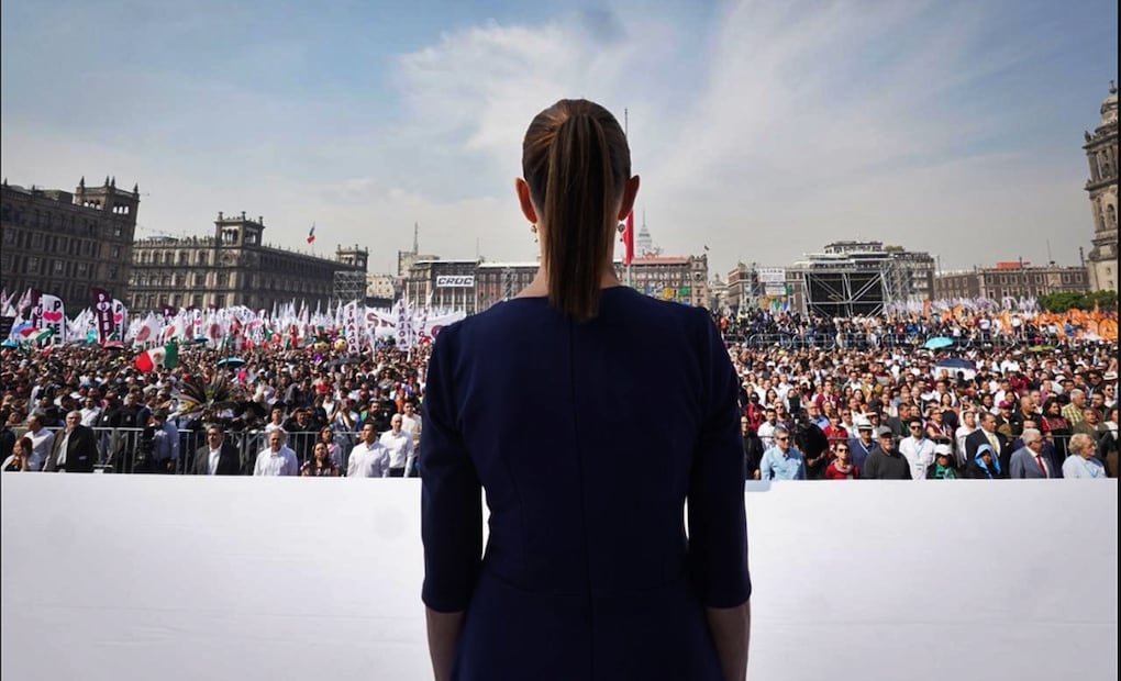 La presidenta Claudia Sheinbaum saluda a simpatizantes reunidos en el Zócalo capitalino durante la celebración por los site años de la Cuarta Transformación, el sábado 6 de diciembre de 2025. Foto: especial