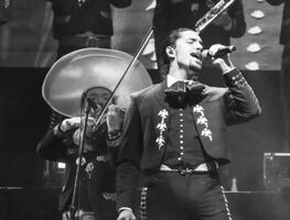 Alex Fernández pospone concierto que ofrecería en Uruapan por la violencia y por respeto a la memoria de Carlos Manzo: "México está de luto"