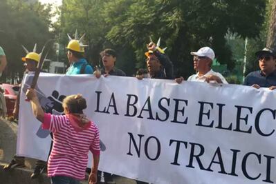 Familiares de los 43 estudiantes desaparecidos de Ayotzinapa marchan en contra del NAIM