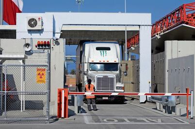 Texas retoma inspecciones a camiones de carga y genera colapso en el cruce de exportaciones
