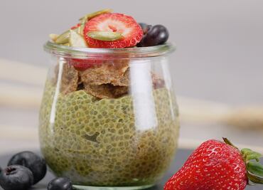 Pudín de chía con cereal y fruta para desayunar