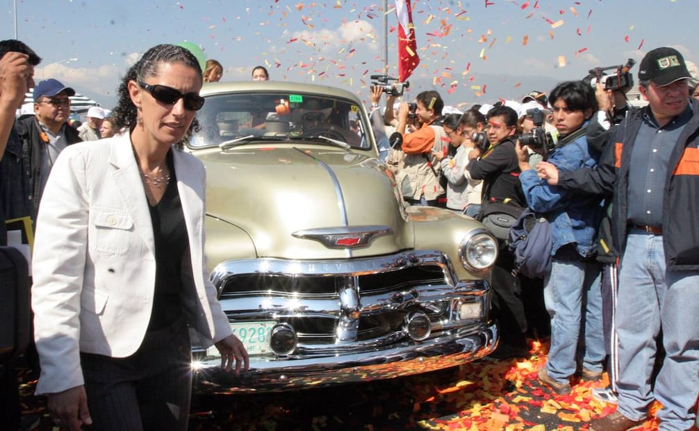 La entonces titular de Medio Ambiente del DF, Claudia Sheinbaum, en medio del desfile de autos antiguos por la inauguración de la última fase del tramo elevado de Periférico. Foto: Vicente Arteaga/EL UNIVERSAL.