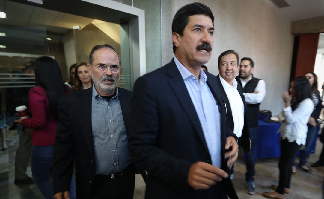 El gobernador de Chihuahua, Javier Corral, y Gustavo Madero, ex dirgente nacional del PAN, a su llegada a la sesión extraordinaria del Consejo Nacional del PAN. (FOTO: JUAN CARLOS REYES GARCIA. EL UNIVERSAL)