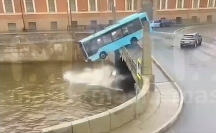 VIDEO: Autobús de pasajeros cae a un río en Rusia, hay 7 muertos 
