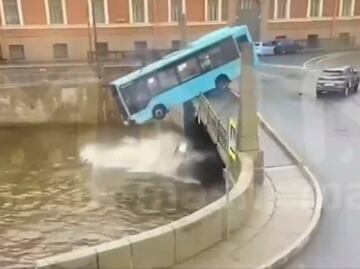 VIDEO: Autobús de pasajeros cae a un río en Rusia, hay 7 muertos