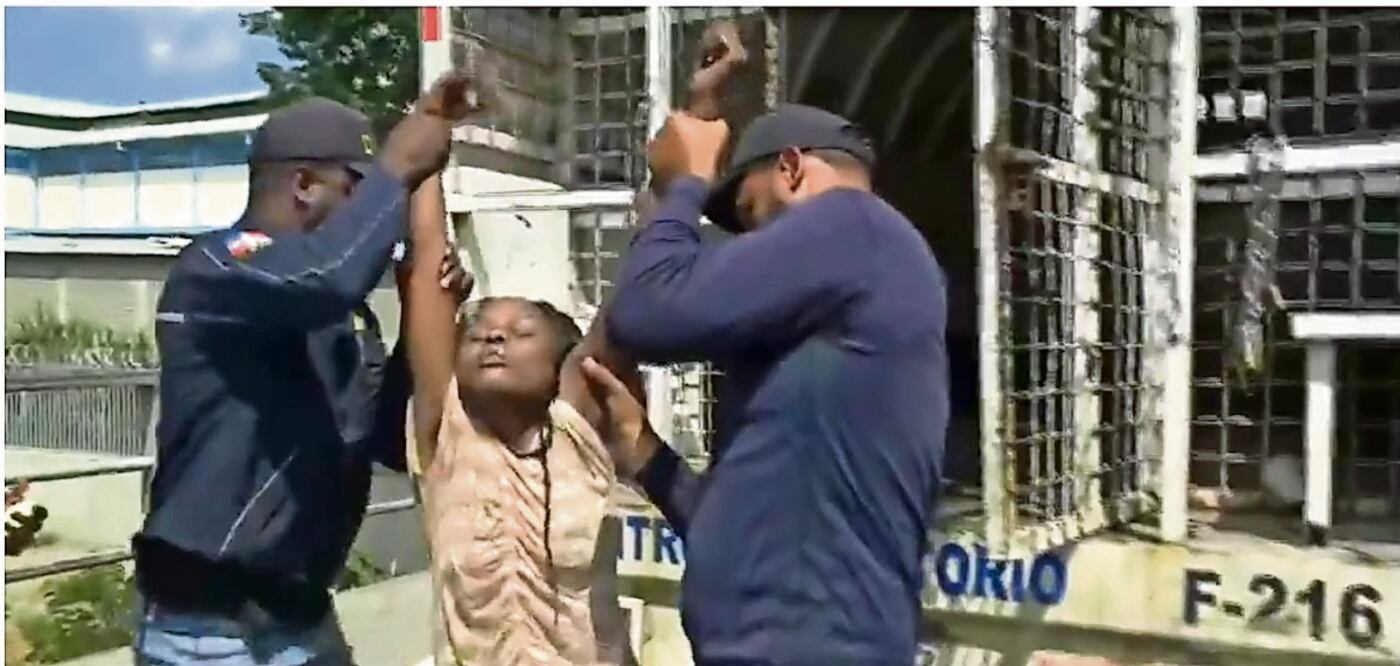 Una haitiana pareció desvanecerse en la frontera entre Haití y República Dominicana en un férreo control migratorio del lado dominicano en marzo de este año. Foto Especial