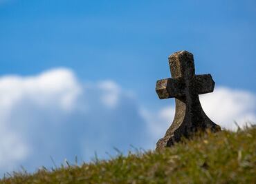 Hallan más tumbas anónimas en antiguos colegios para indígenas en Canadá