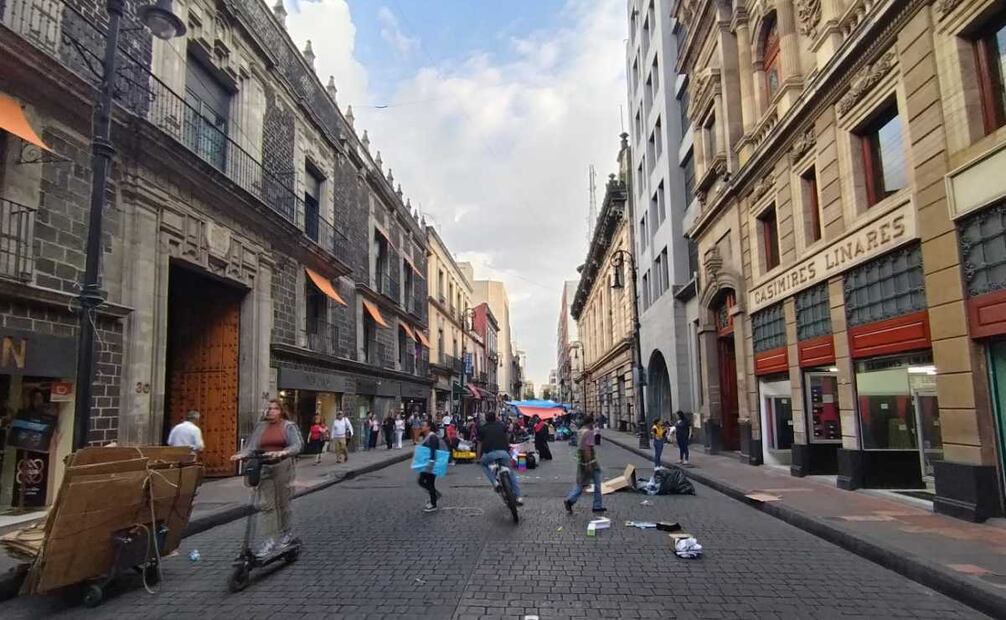 Maestros de la CNTE de Oaxaca hacen maletas del plantón en el Zócalo. Foto: Eduardo Dina/ EL UNIVERSAL