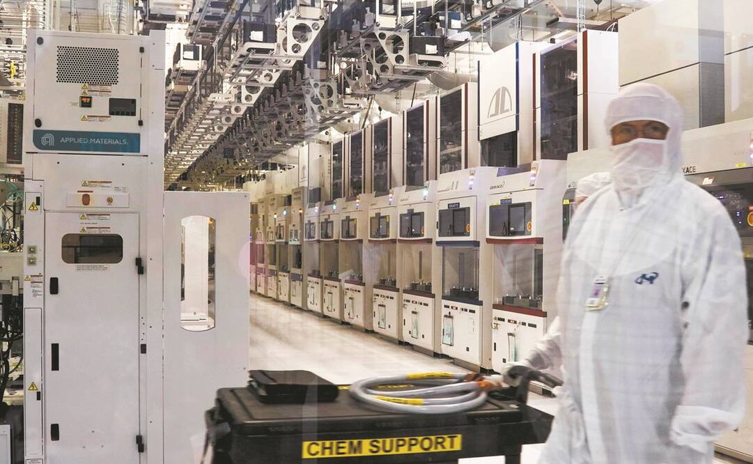 Un empleado de Micron Technology, empresa de semiconduc-tores en Boise, Idaho. La brecha de rendimiento de la UE y EU ha bajado: análisis. Foto: Darin Oswald/ AP.