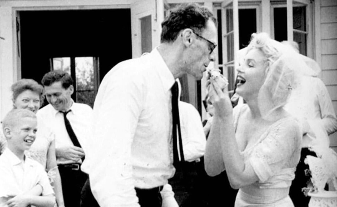Boda entre Marilyn Monroe y Arthur Miller, en junio de 1956. Fue el último matrimonio de la icónica actriz. Foto: ESPECIAL/North of NYC/Tomada de Internet.