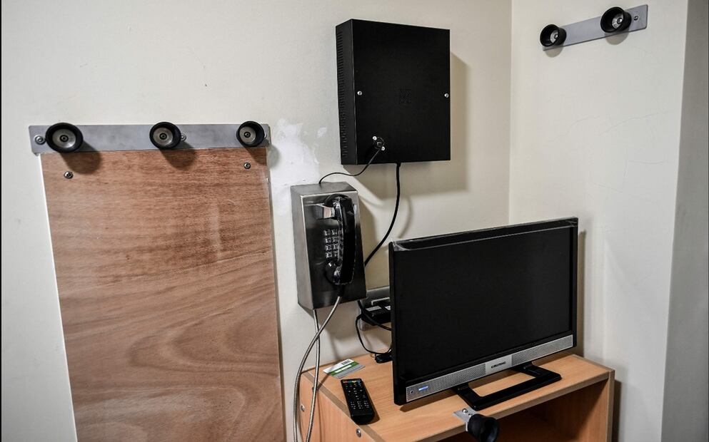 En esta zona, aislada de las demás, las celdas, de entre 9 y 12 metros cuadrados, son individuales. Cuentan con su propia ducha, un escritorio y una ventana enrejada. Fotografía tomada el 12 de abril de 2019 muestra una celda de la prisión parisina. Foto: archivo AFP