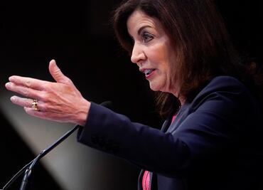 "Día negro": Gobernadora de NY se pronuncia tras fallo contra restricción a la portación de armas en EU