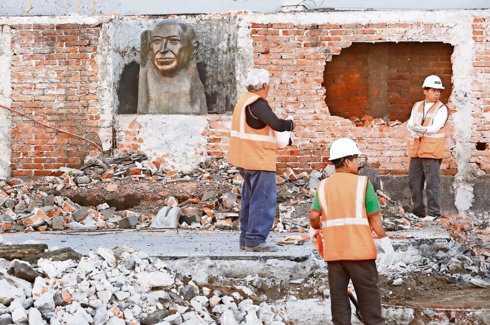 El busto de quien fuera impulsor de la Línea 1 del Metro es desmontado (LUIS CORTÉS. EL UNIVERSAL)